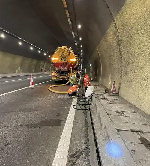 甘泉隧道排水渠清淤